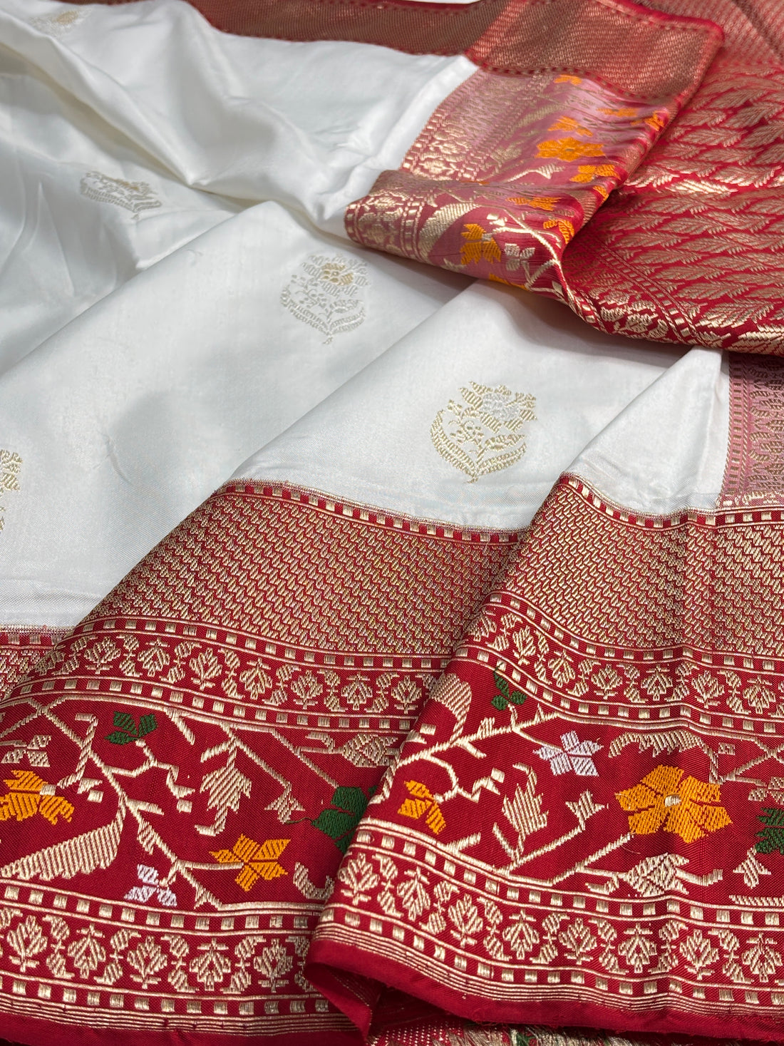 White Pure Banarasi Ektara  Silk Handwoven Saree