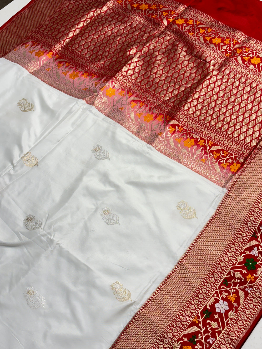 White Pure Banarasi Ektara  Silk Handwoven Saree