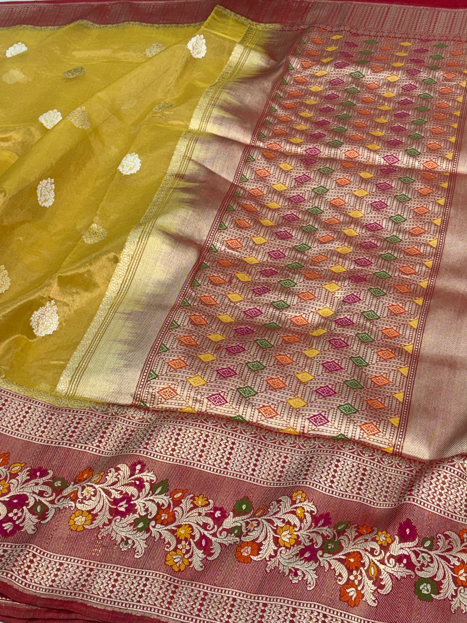 Pure Handwoven Tissue Buti Banarasi Saree with Meenakari Border