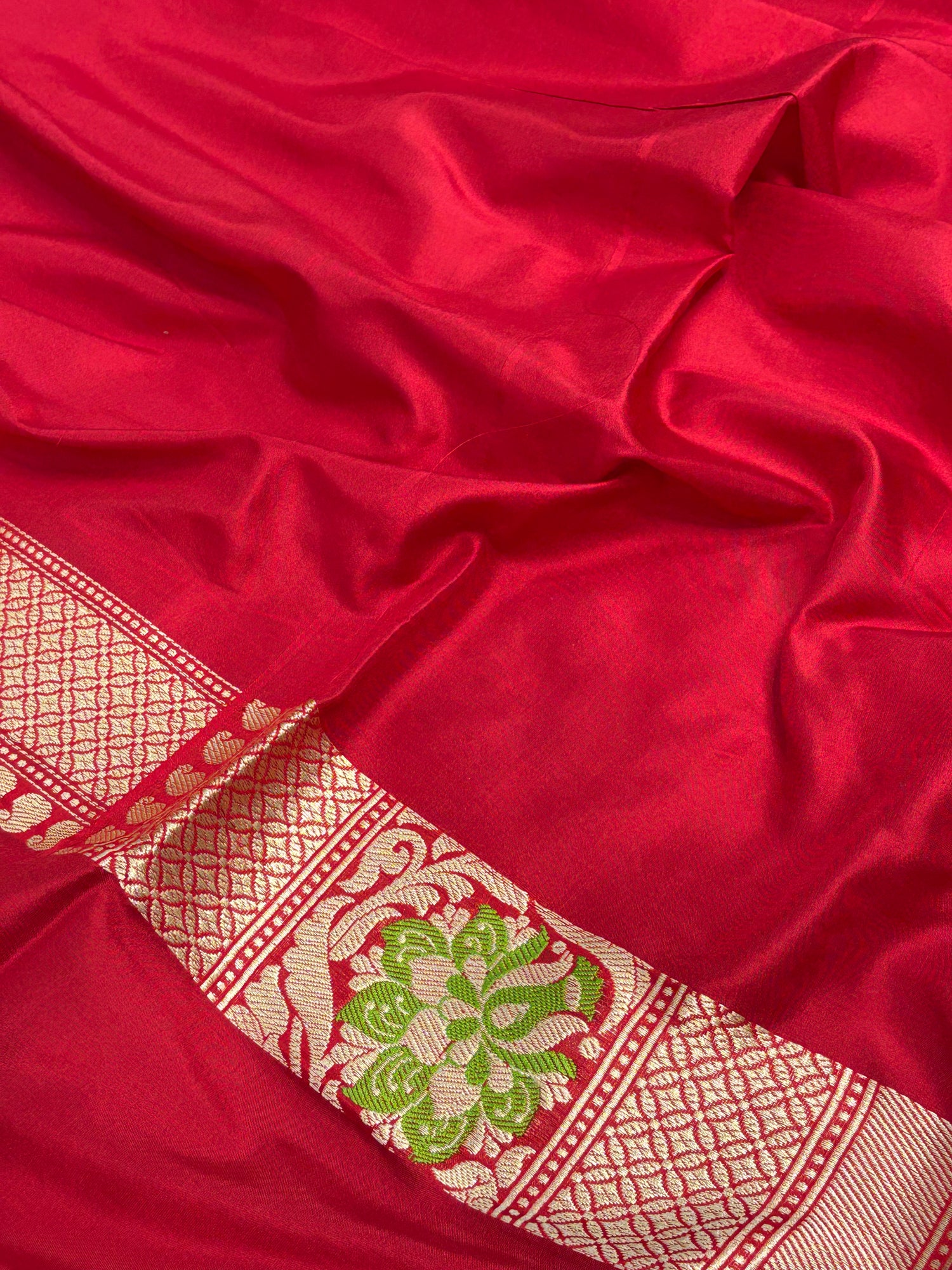 Lilac Kadhiyal Banarasi Katan Silk Saree with Red Meenakari Border