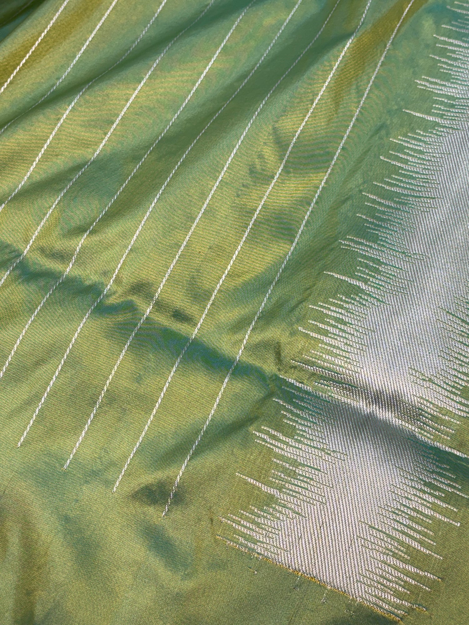 Handwoven Dual Colour Banarasi Saree with Meenakari Gulab Buta Border
