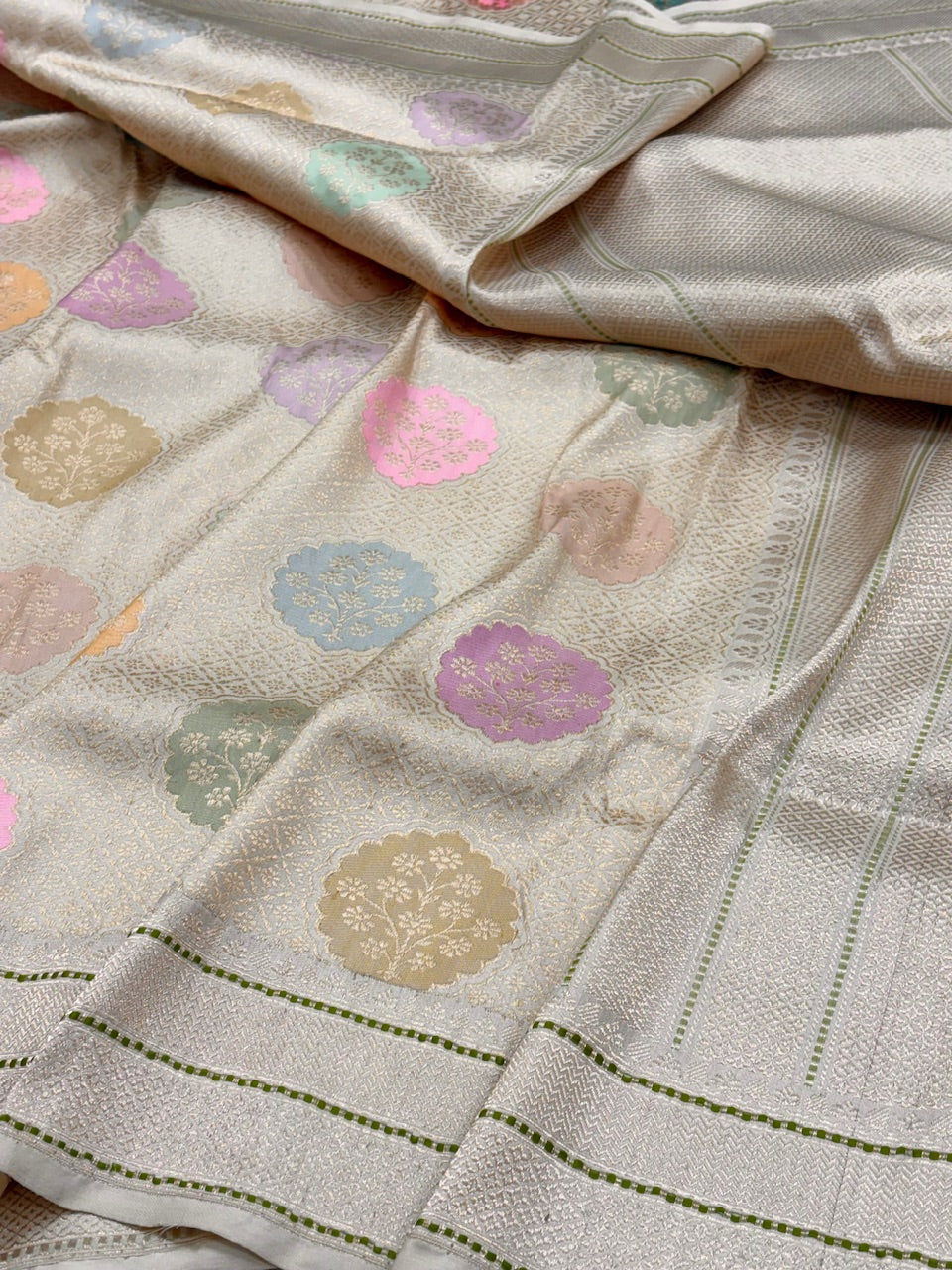 Ivory Banarasi khimkhaab Brocade Handloom Silk Saree
