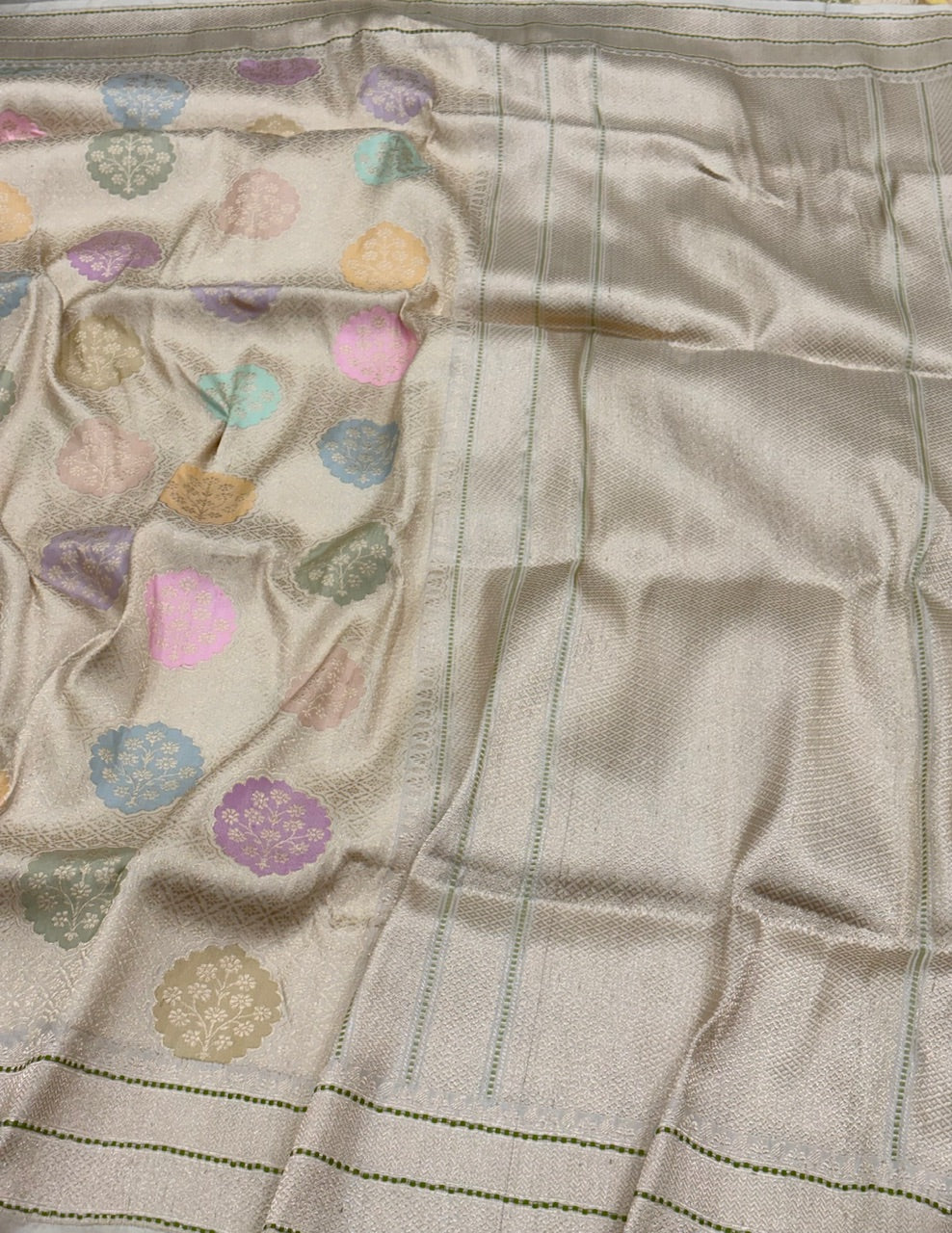 Ivory Banarasi khimkhaab Brocade Handloom Silk Saree