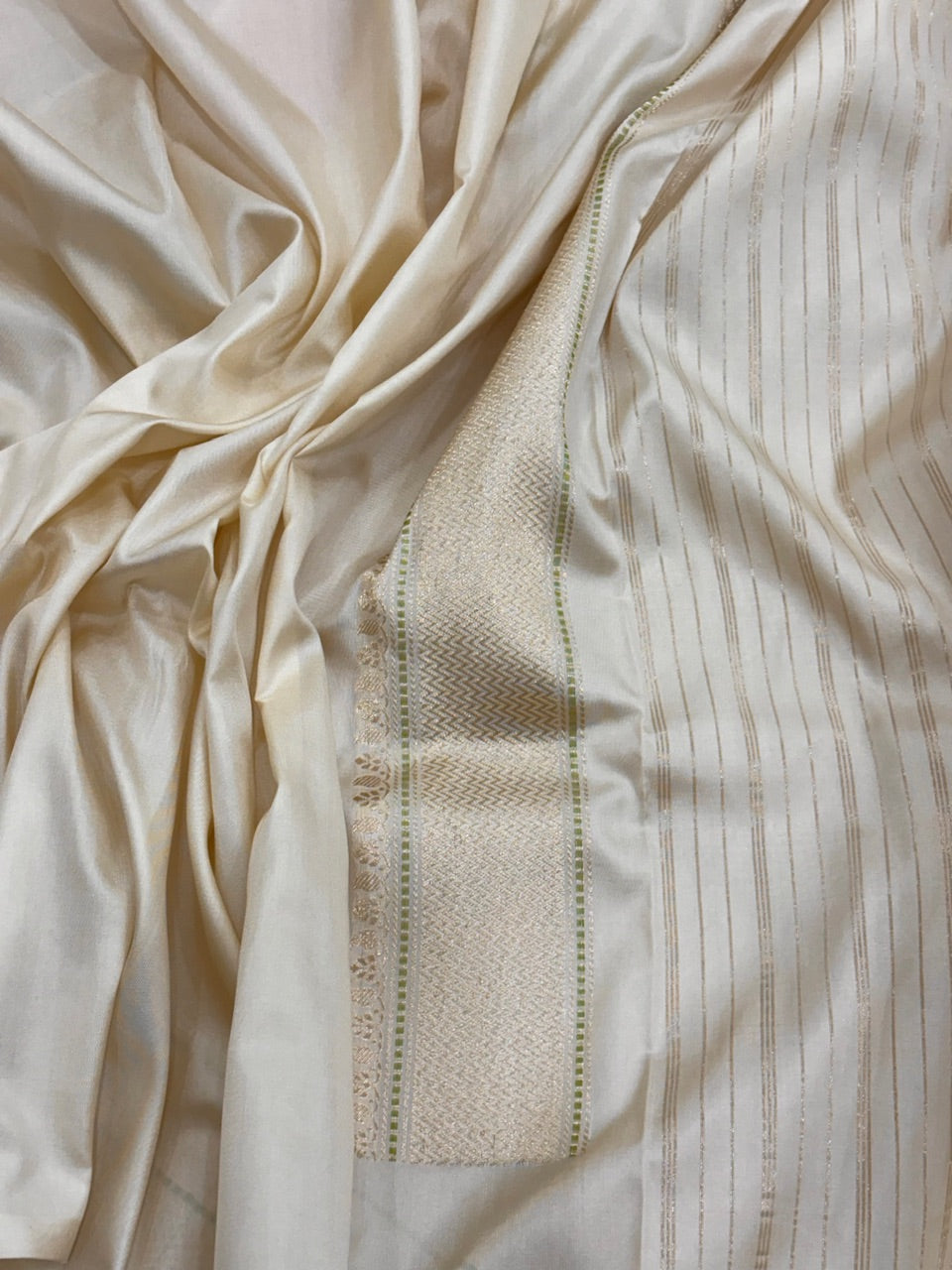 Ivory Banarasi khimkhaab Brocade Handloom Silk Saree