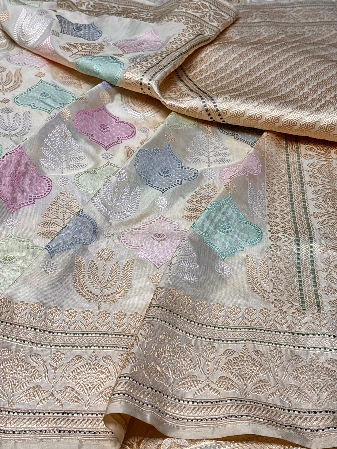 Ivory Pure Banarasi Rangkaat Silk Handloom Saree