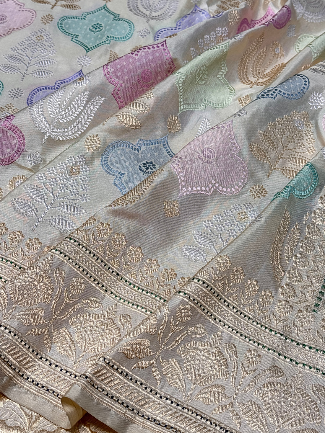 Ivory Pure Banarasi Rangkaat Silk Handloom Saree