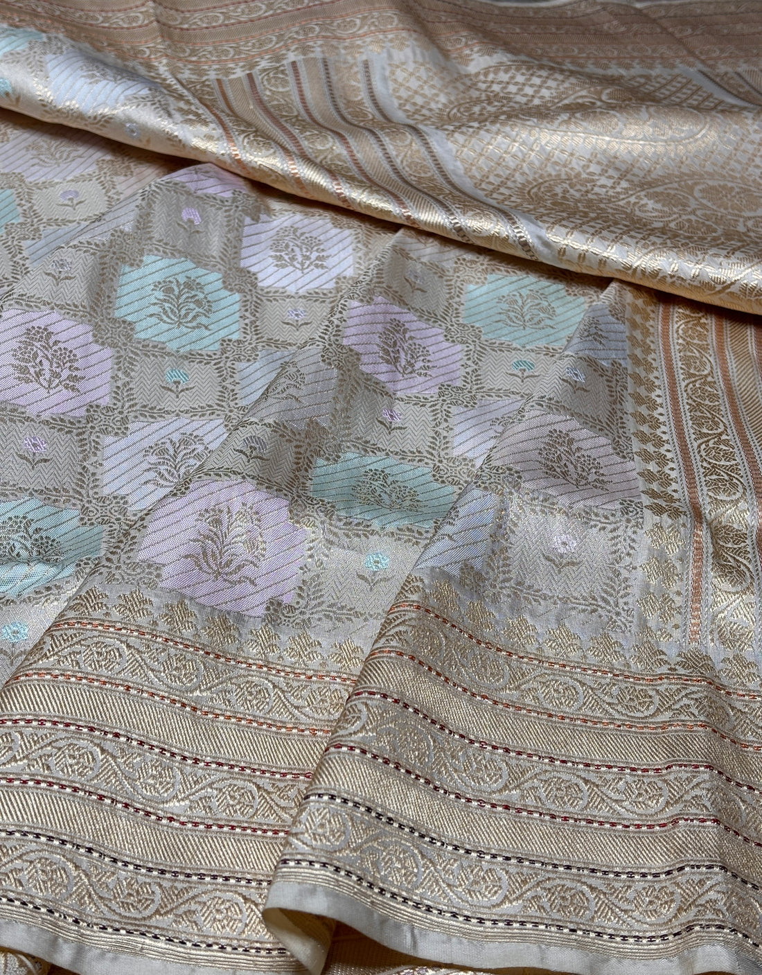 Ivory Pure Banarasi Rangkaat Silk Handloom Saree
