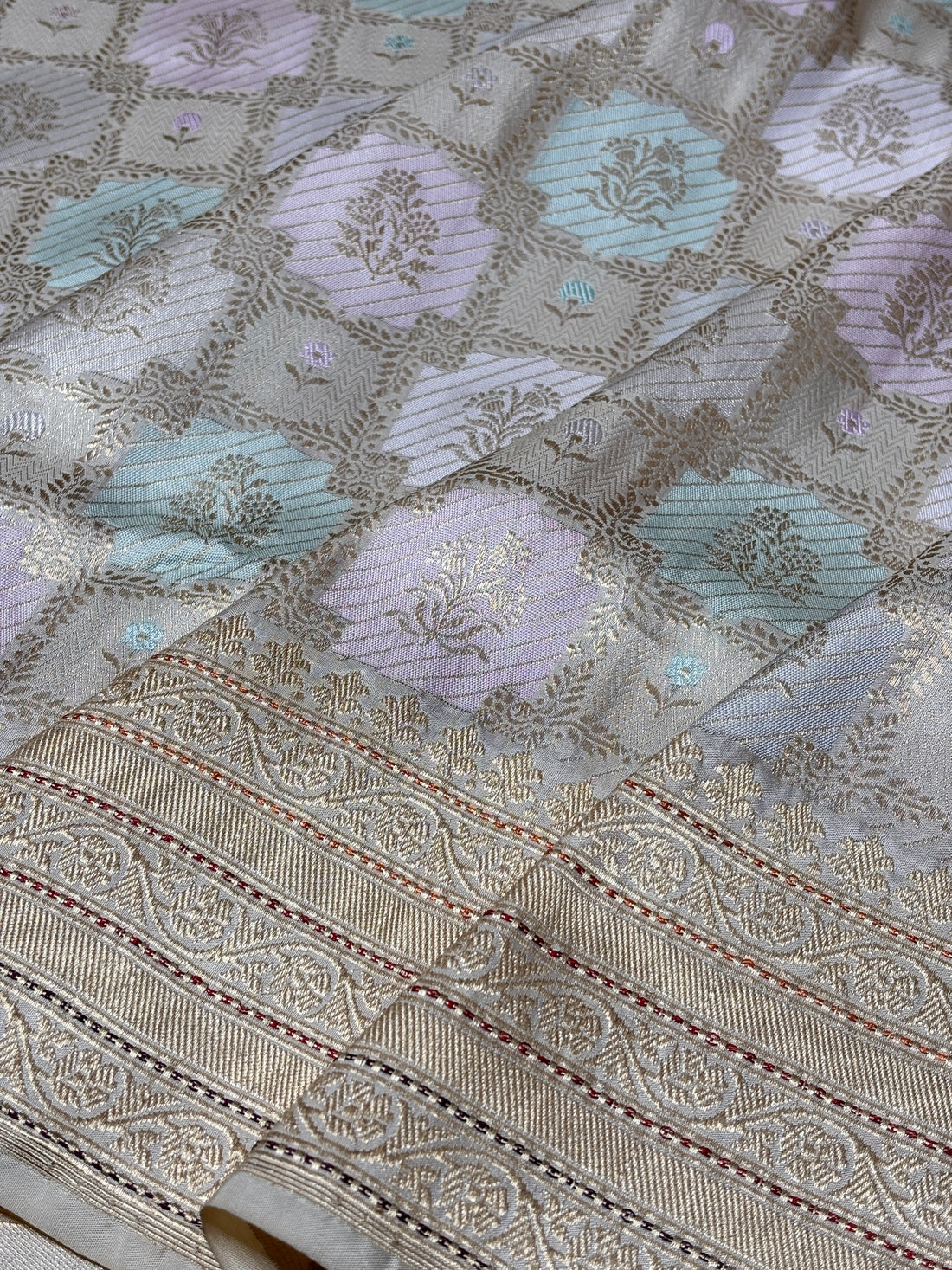 Ivory Pure Banarasi Rangkaat Silk Handloom Saree