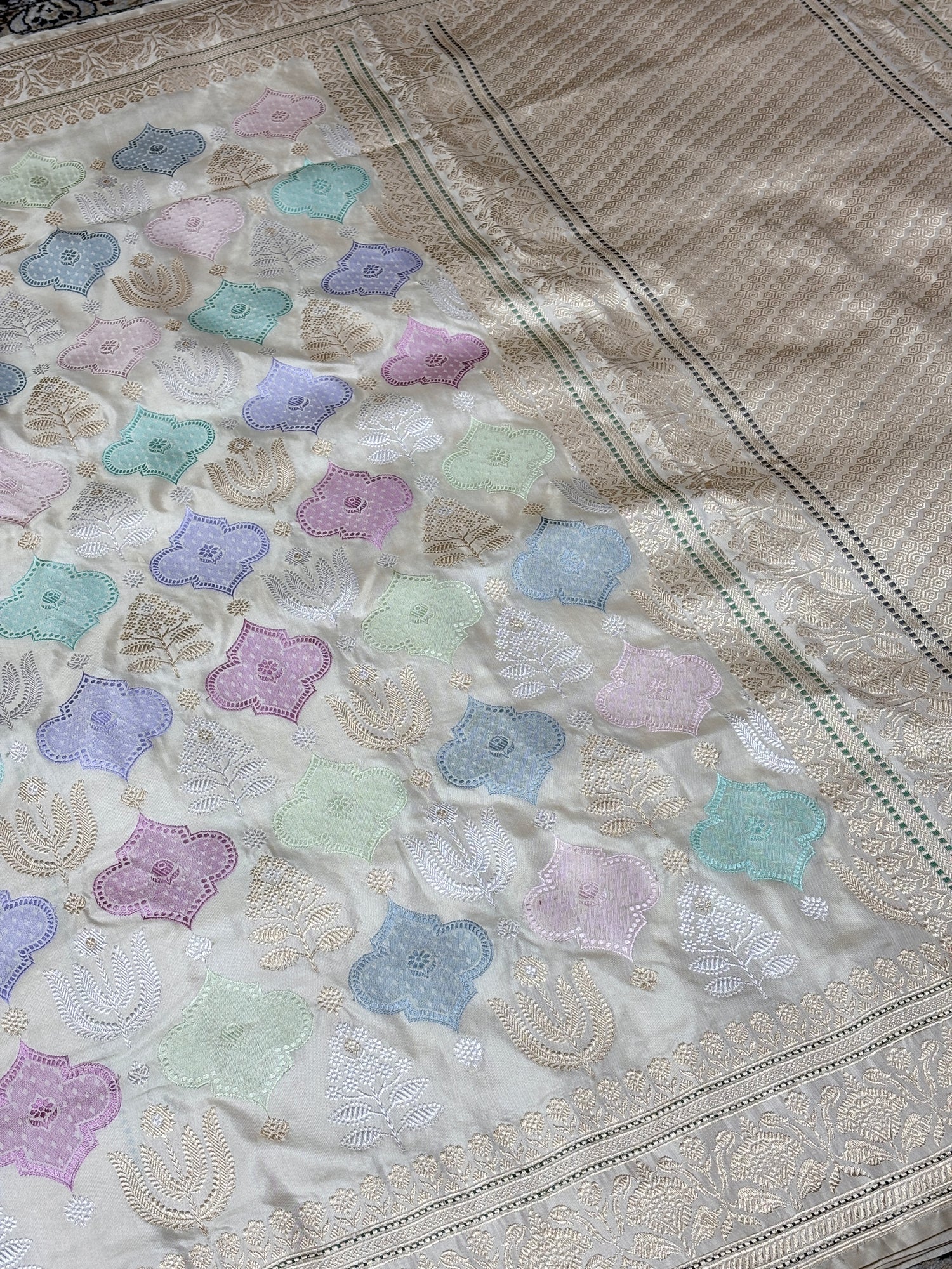 Ivory Pure Banarasi Rangkaat Silk Handloom Saree