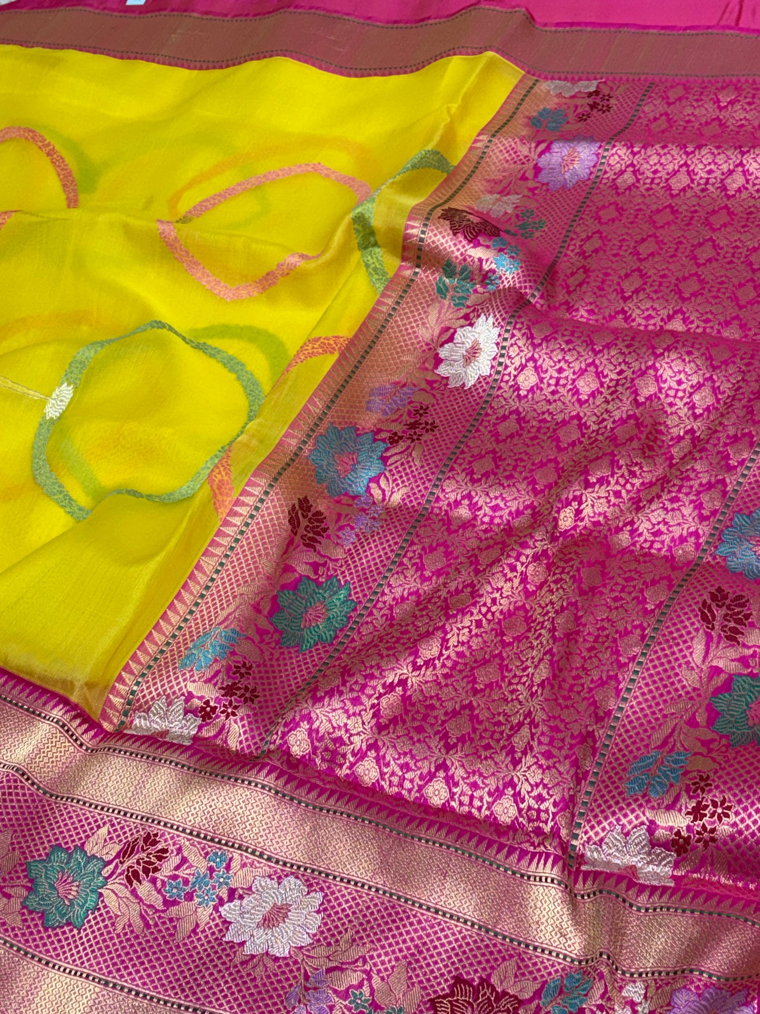 Vibrant Yellow Pure Kora Silk Ektra Modern Kadhiyal Banarasi Saree