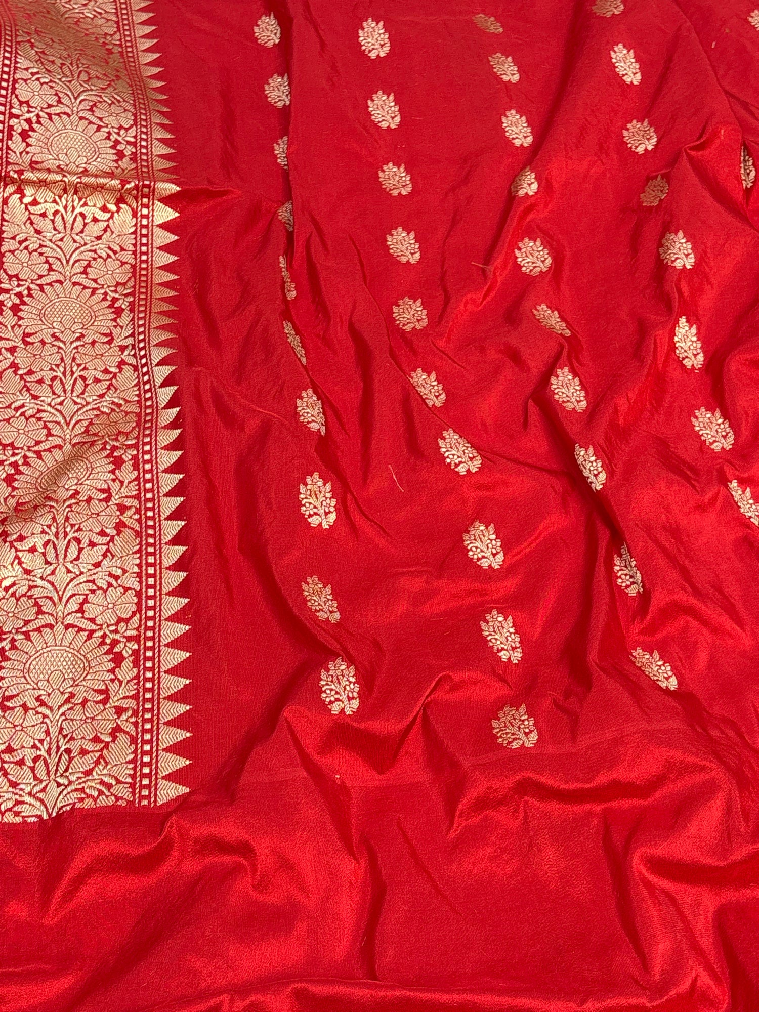 Ivory White Pure Katan Silk Handwoven Banarasi Saree with Red Kadhial Border