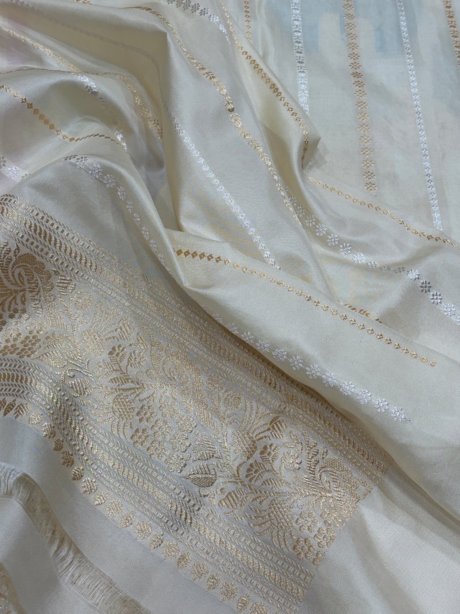 Ivory Pure Banarasi Rangkaat Silk Handloom Saree