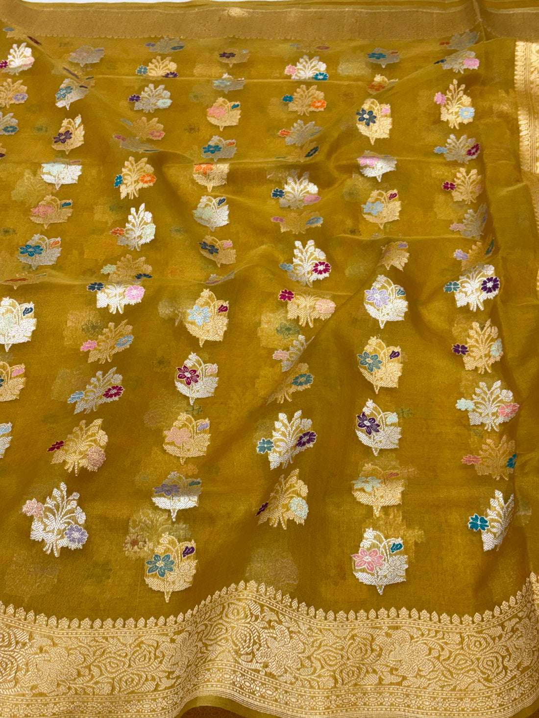 Pure Kora Silk Handwoven Banarasi Saree with Tilfi Meenakari Boota