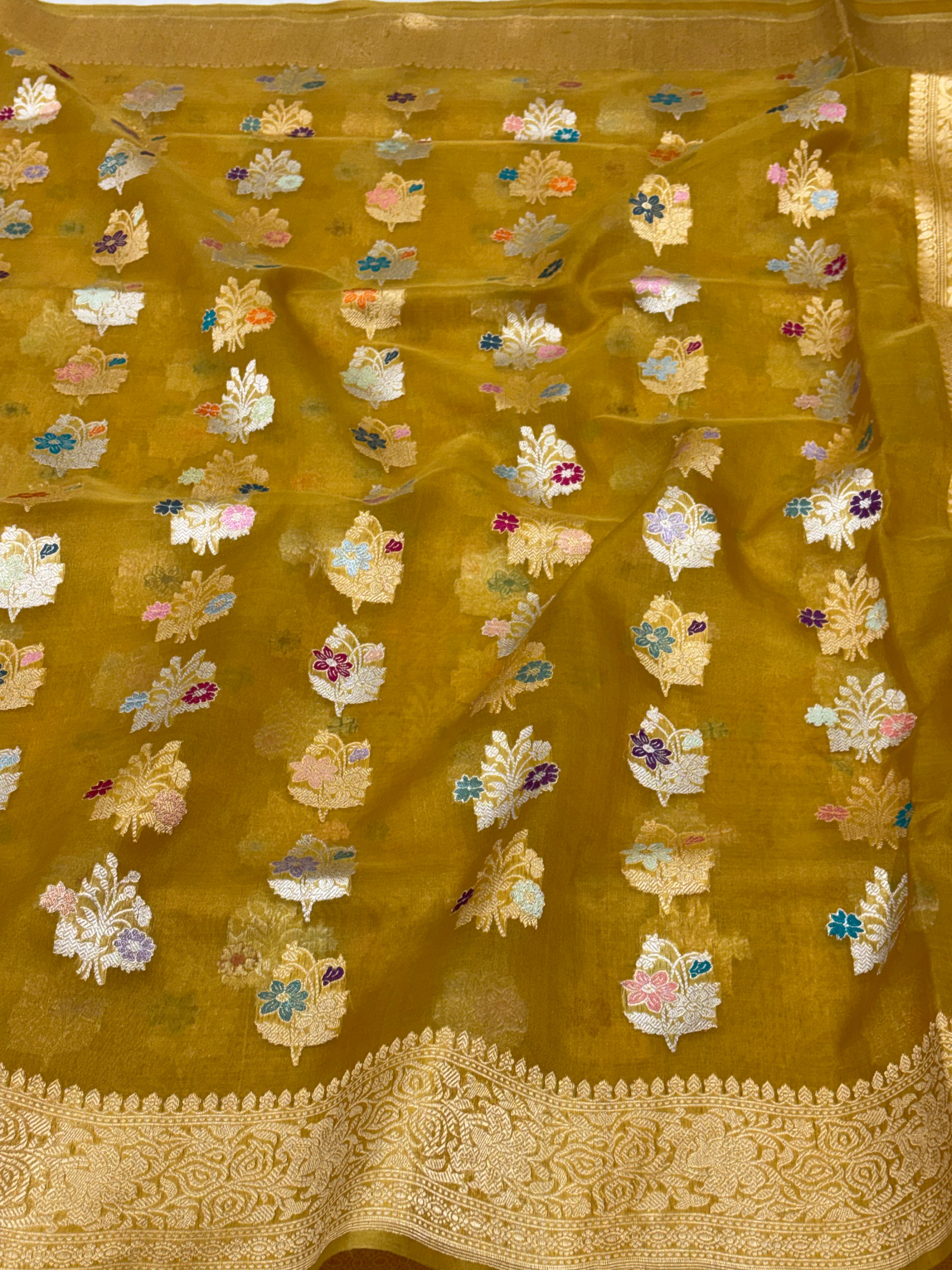 Pure Kora Silk Handwoven Banarasi Saree with Tilfi Meenakari Boota