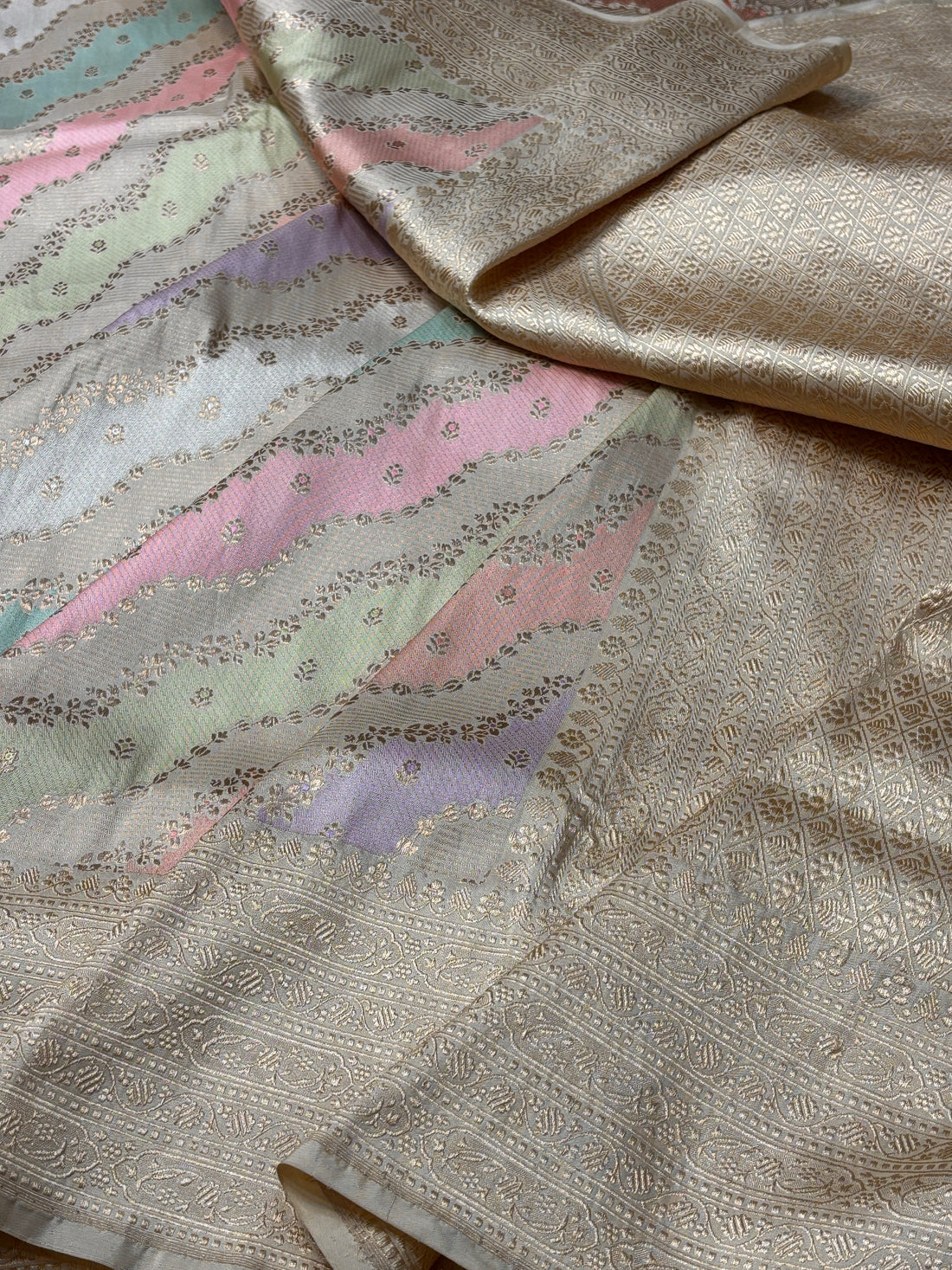 Ivory Pure Banarasi Rangkaat Silk Handloom Saree