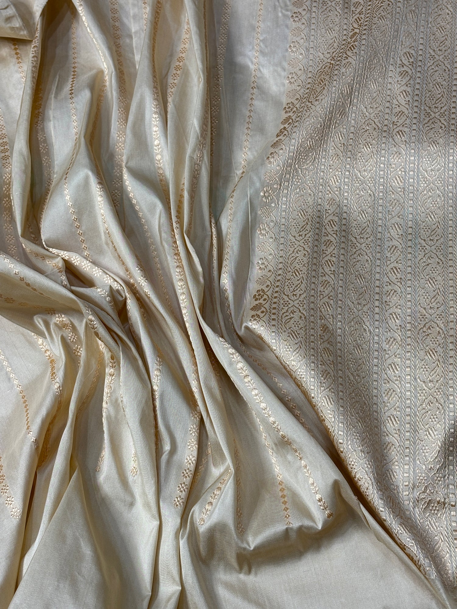 Ivory Pure Banarasi Rangkaat Silk Handloom Saree